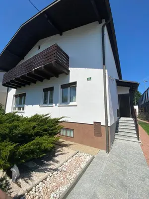 Das Gebäude in dem sich die Ferienwohnung befindet