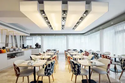Ein Restaurant oder anderes Speiselokal in der Unterkunft Eurostars Embassy
