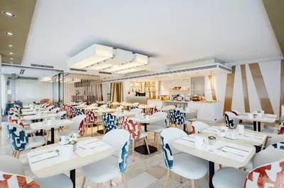 Ein Restaurant oder anderes Speiselokal in der Unterkunft Eurostars Embassy