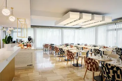 Ein Restaurant oder anderes Speiselokal in der Unterkunft Eurostars Embassy