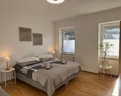 Ein Bett oder Betten in einem Zimmer der Unterkunft revLIVING Haus Clara am Berg mit kleinem Garten