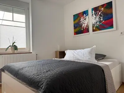 Ein Bett oder Betten in einem Zimmer der Unterkunft revLIVING Haus Clara am Berg mit kleinem Garten