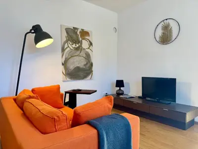 TV/Unterhaltungsangebot in der Unterkunft revLIVING Haus Clara am Berg mit kleinem Garten