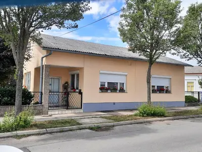 Das Gebäude in dem sich das Ferienhaus befindet