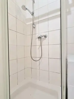 Ein Badezimmer in der Unterkunft CENTER ! 3 stops away from the Center of Vienna!