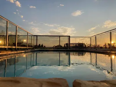 Der Swimmingpool an oder in der Nähe von Sandy’s Home
