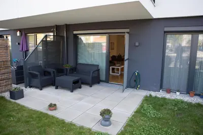 Ein Garten an der Unterkunft Modern Danube Apartment Vienna