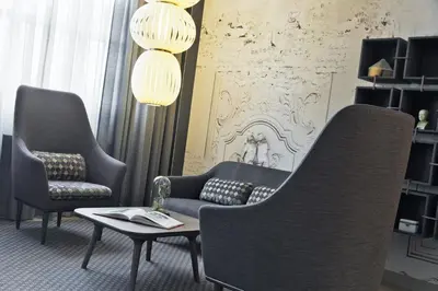 Ein Sitzbereich in der Unterkunft Renaissance Vienna Schönbrunn Hotel
