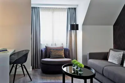 Ein Sitzbereich in der Unterkunft Renaissance Vienna Schönbrunn Hotel