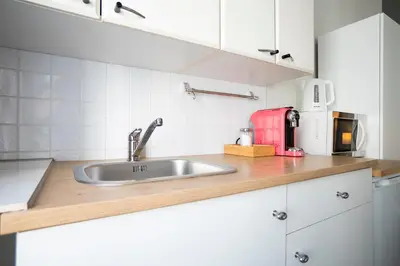 Küche/Küchenzeile in der Unterkunft Bright ,cozy , central and cute studio in Vienna