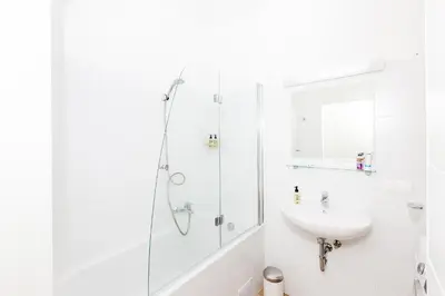 Ein Badezimmer in der Unterkunft Simtown Suite Apartments