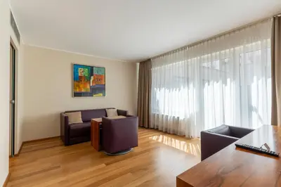 Ein Sitzbereich in der Unterkunft Pakat Suites