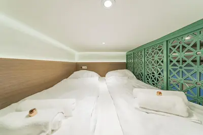 Ein Bett oder Betten in einem Zimmer der Unterkunft ZEUS Design Mini Apartment Erlach #10