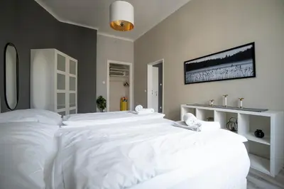 Ein Bett oder Betten in einem Zimmer der Unterkunft Brand new charming appartmet near augarten & city