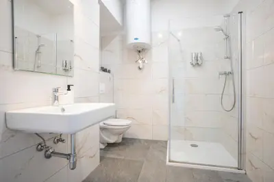 Ein Badezimmer in der Unterkunft Brand new charming appartmet near augarten & city