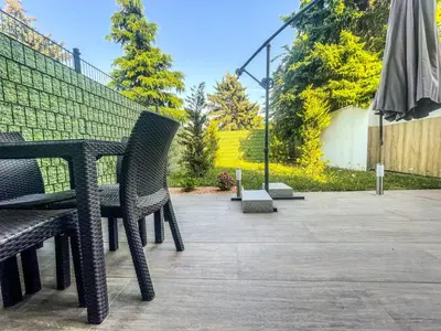 Ein Garten an der Unterkunft Lake Side Vienna