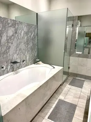 Ein Badezimmer in der Unterkunft Sisi Apartment 103 m2