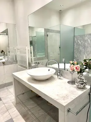 Ein Badezimmer in der Unterkunft Sisi Apartment 103 m2