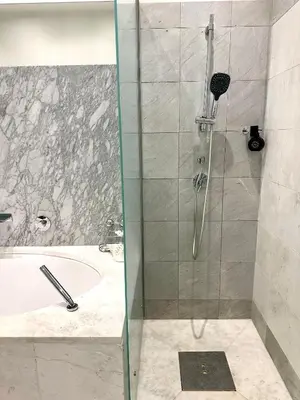 Ein Badezimmer in der Unterkunft Sisi Apartment 103 m2
