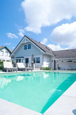 Der Swimmingpool an oder in der Nähe von Pannonia Lake House
