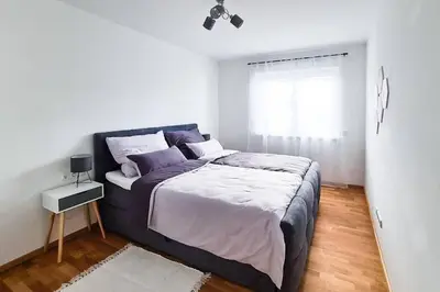 Ein Bett oder Betten in einem Zimmer der Unterkunft Friendship Suite