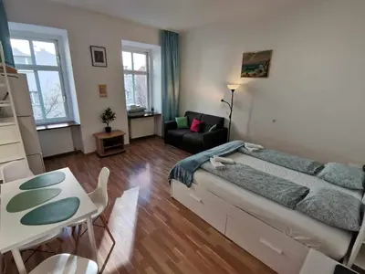Ein Bett oder Betten in einem Zimmer der Unterkunft CENTER ! 2 stops from the City Center!