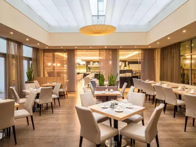 Ein Restaurant oder anderes Speiselokal in der Unterkunft Lindner Hotel Vienna Am Belvedere, part of JdV by Hyatt