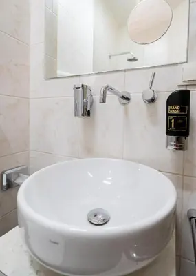 Ein Badezimmer in der Unterkunft Hotel Urania