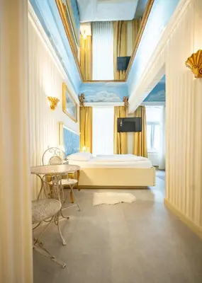 Ein Bett oder Betten in einem Zimmer der Unterkunft Hotel Urania