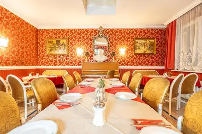 Ein Sitzbereich in der Unterkunft Hotel Urania