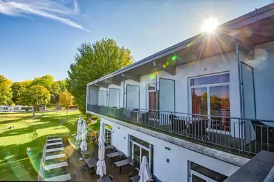 Ein Garten an der Unterkunft Neufeldersee Hotel & Restaurant