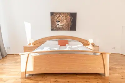 Ein Bett oder Betten in einem Zimmer der Unterkunft Comfortable 3BR Next to Belvedere, Ideal for short Stays