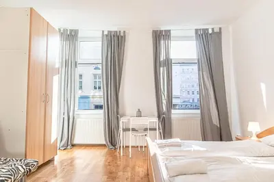 Ein Bett oder Betten in einem Zimmer der Unterkunft Comfortable 3BR Next to Belvedere, Ideal for short Stays