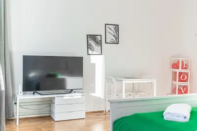 TV/Unterhaltungsangebot in der Unterkunft Lovely 3 private rooms in shared Apt Near Belvedere