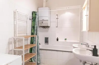 Ein Badezimmer in der Unterkunft Lovely 3 private rooms in shared Apt Near Belvedere