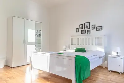 Ein Bett oder Betten in einem Zimmer der Unterkunft Lovely 3 private rooms in shared Apt Near Belvedere