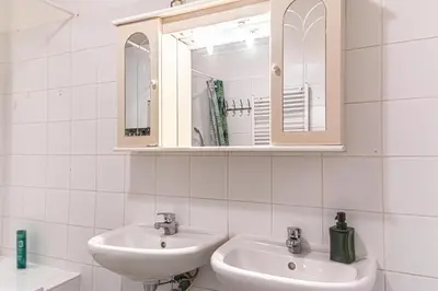 Ein Badezimmer in der Unterkunft Lovely 3 private rooms in shared Apt Near Belvedere