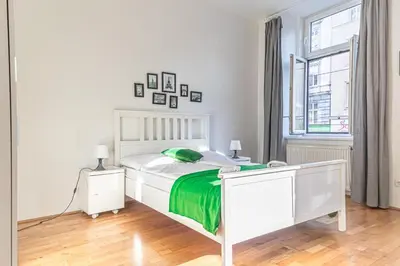 Ein Bett oder Betten in einem Zimmer der Unterkunft Lovely 3 private rooms in shared Apt Near Belvedere
