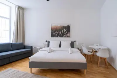 Ein Bett oder Betten in einem Zimmer der Unterkunft Stylish studio with air con & free parking