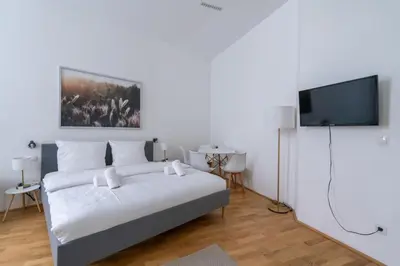 Ein Bett oder Betten in einem Zimmer der Unterkunft Stylish studio with air con & free parking