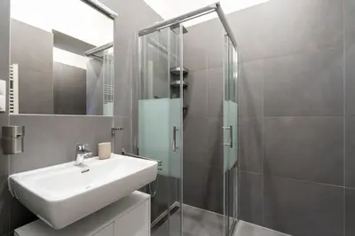 Ein Badezimmer in der Unterkunft Stylish studio with air con & free parking