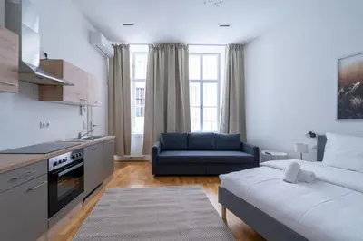 Küche/Küchenzeile in der Unterkunft Stylish studio with air con & free parking