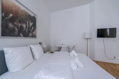 Ein Bett oder Betten in einem Zimmer der Unterkunft Stylish studio with air con & free parking