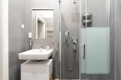Ein Badezimmer in der Unterkunft Stylish studio with air con & free parking