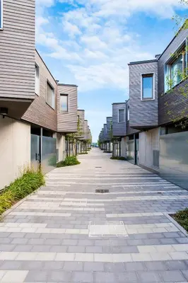 Das Gebäude in dem sich die Villa befindet