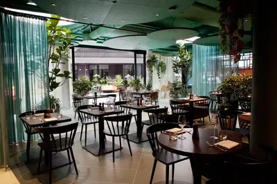 Ein Restaurant oder anderes Speiselokal in der Unterkunft Hotel Indigo Vienna - Naschmarkt by IHG