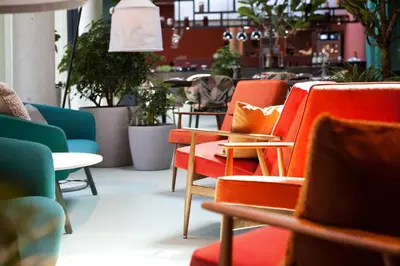 Ein Sitzbereich in der Unterkunft Hotel Indigo Vienna - Naschmarkt by IHG