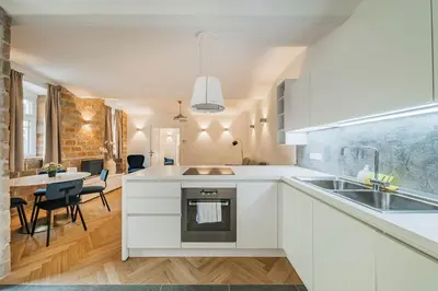 Küche/Küchenzeile in der Unterkunft easy-flat Severingasse - Stylish 73sqm Apartment near Park and Tram