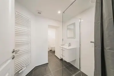 Ein Badezimmer in der Unterkunft easy-flat Severingasse - Stylish 73sqm Apartment near Park and Tram