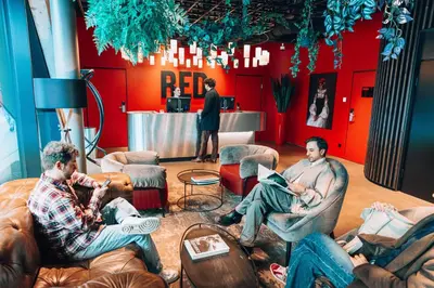 Ein Sitzbereich in der Unterkunft Radisson RED Hotel, Vienna